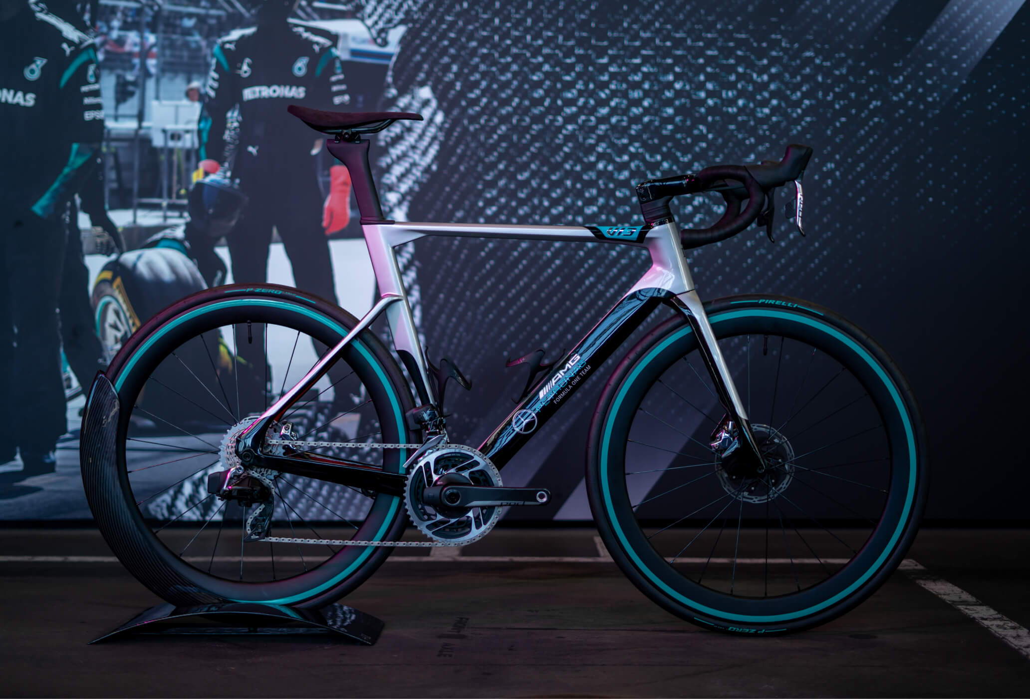 Mercedes AMG Petronas Formula One Team V13 SRAM RED AXS Road Bike n Mercedes AMG F1 Bikes